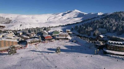 Uludağ’da kar kalınlığı 60 santimetreye ulaşınca, vatandaşlar akın etti. Günübirlikçilerin