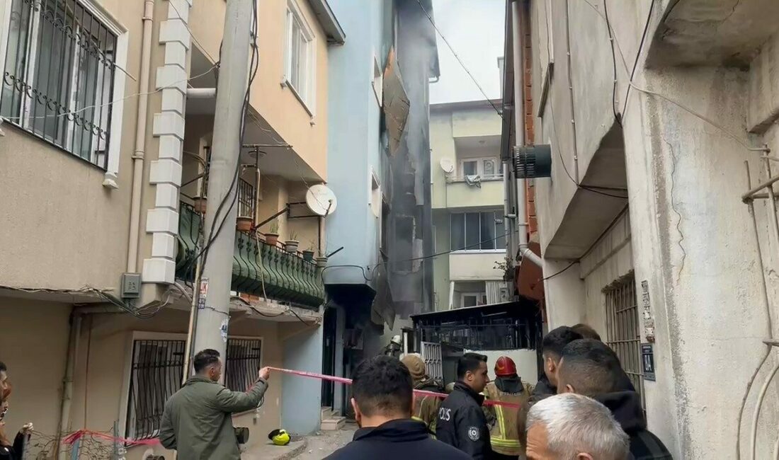 Yangında 4 katlı bina küle döndü Bursa’nın Yıldırım ilçesinde çıkan yangında 4 katlı bina küle döndü.