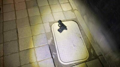 Bursa’nın İnegöl ilçesinde uygulama yapan trafik ekipleri, evinin balkonundan tabancayla