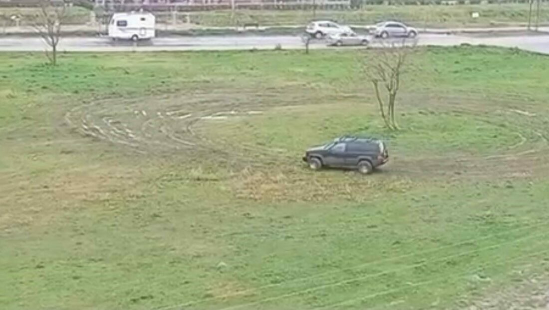 Yeşillik alanda dakikalarca drift attı Bursa’nın Nilüfer ilçesinde bir otomobil sürücüsü, yeşillik alanda dakikalarca drift