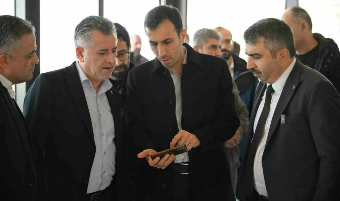 Yıldırım sahada yönetiliyor Yıldırım Belediye Başkanı Oktay Yılmaz, Doktor Sadık Ahmet Gençlik ve