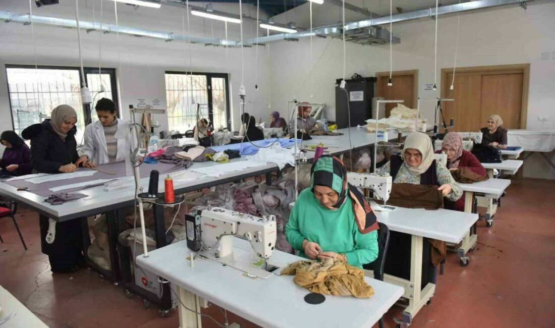 Yıldırım’da kadınlar, dikiş ve nakış ile ekonomiye katkı sağlıyor Yıldırım Belediyesi’nin kadın eğitim ve girişimcilik merkezlerinde hizmeti sürdürdüğü dikiş