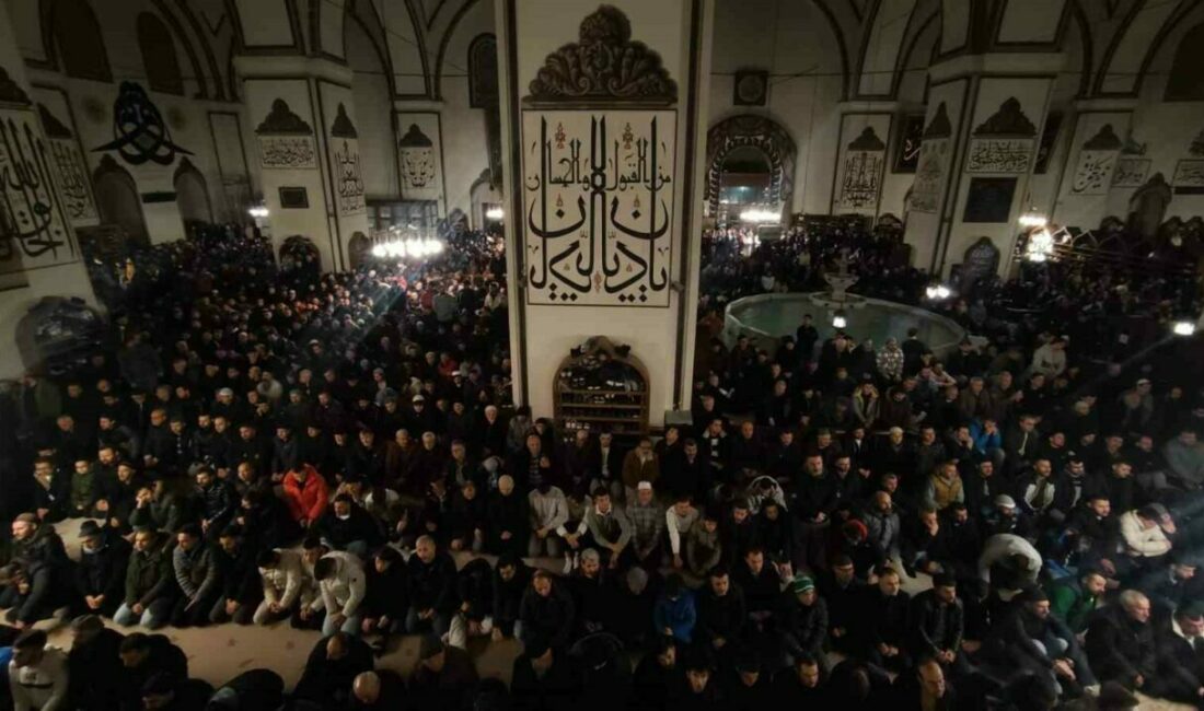 Bursa’da yılın ilk sabah namazında binlerce kişi tarihi Ulucami’ye ve