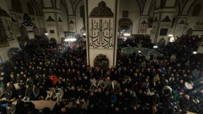 Bursa’da yılın ilk sabah namazında binlerce kişi tarihi Ulucami’ye ve