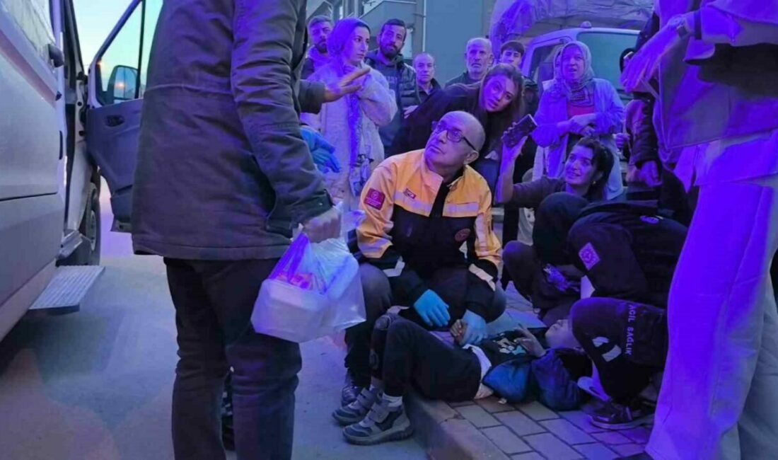 Bursa’nın İnegöl ilçesinde minibüsün çarptığı bir çocuk yaralandı. Yerde yatan