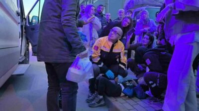 Bursa’nın İnegöl ilçesinde minibüsün çarptığı bir çocuk yaralandı. Yerde yatan