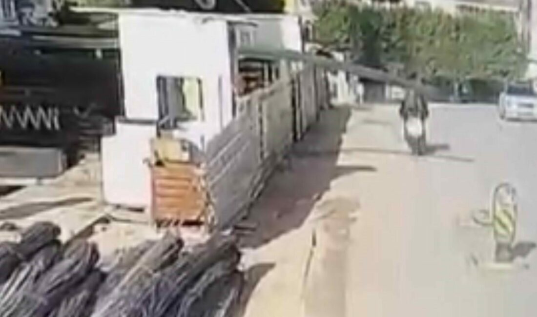 Yola sarkan demirlere çarpan motosikletli kameraya yansıdı Bursa’da siparişe giden kurye inşaattan yola sarkan demir çubuklara başını