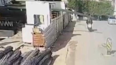 Bursa’da siparişe giden kurye inşaattan yola sarkan demir çubuklara başını