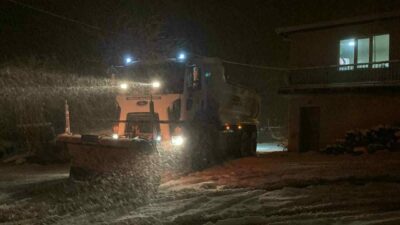 İnegöl Belediyesi ekipleri dün öğlen saatlerinde yoğunlaşan kar yağışının ardından