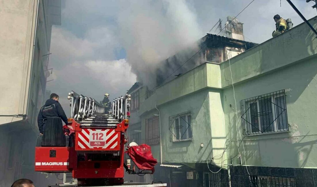 Bursa’da 3 katlı binanın çatı katı alevlere teslim oldu. Alevler