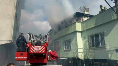 Bursa’da 3 katlı binanın çatı katı alevlere teslim oldu. Alevler