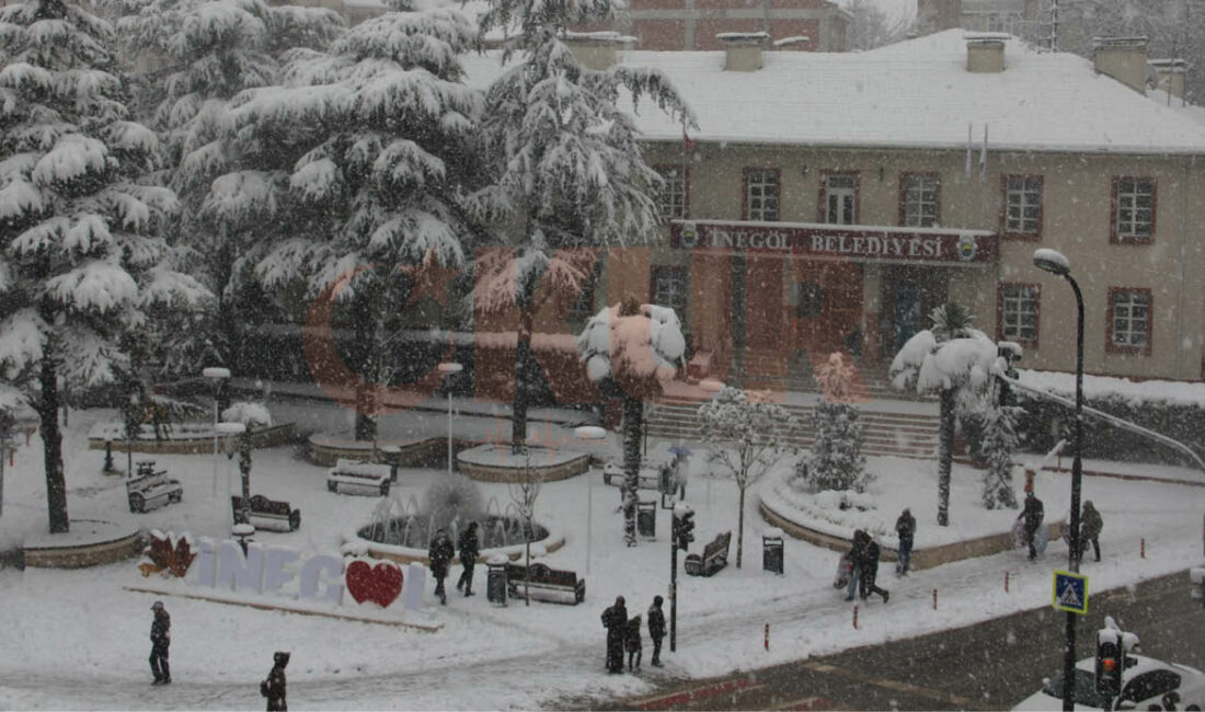 Bursa’nın İnegöl ve İznik ilçelerinde eğitime kar engeli Bursa’nın İnegöl ilçesinde yoğun kar yağışı sebebiyle eğitime 1 gün