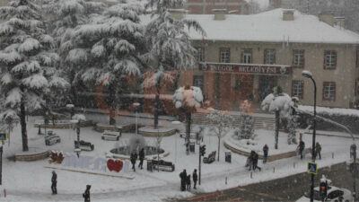 Bursa’nın İnegöl ilçesinde yoğun kar yağışı sebebiyle eğitime 1 gün
