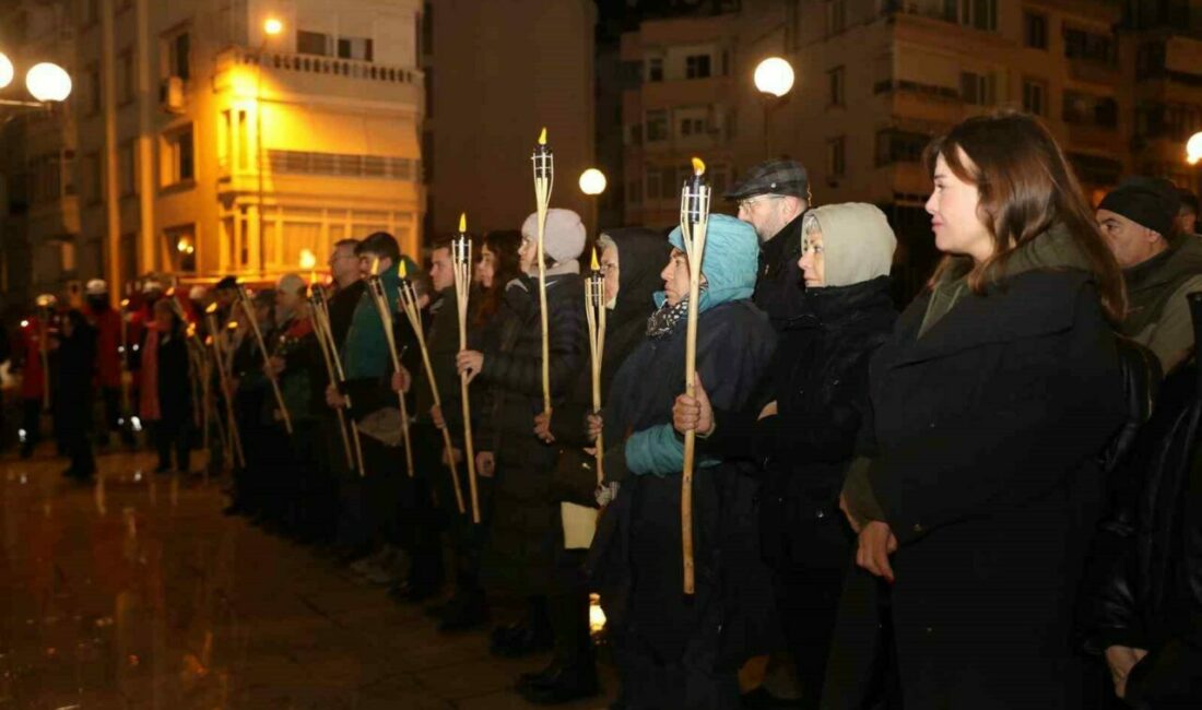6 Şubat’ın yıl dönümünde sessiz çığlık Mudanya’da düzenlenen anma töreninde, depremin gerçekleştiği saat 04.17’de vatandaşlar mumlar