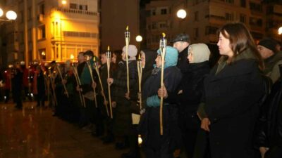 Mudanya’da düzenlenen anma töreninde, depremin gerçekleştiği saat 04.17’de vatandaşlar mumlar
