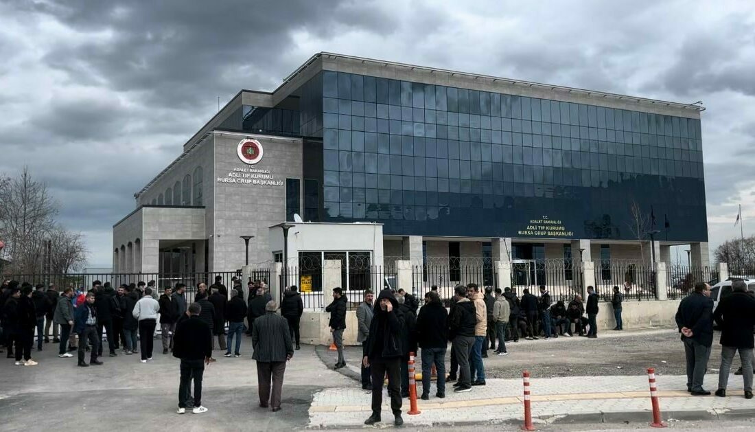 650 lira için en yakın arkadaşını vurup uçurumdan aşağı attı Bursa’da 650 lira borçlu olduğu arkadaşını alacak verecek nedeniyle arabada