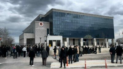 Bursa’da 650 lira borçlu olduğu arkadaşını alacak verecek nedeniyle arabada