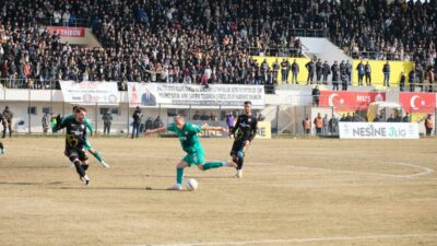 Bursaspor’da Muşspor maçında sarı kart gören Sedat Cengiz ve İlhan