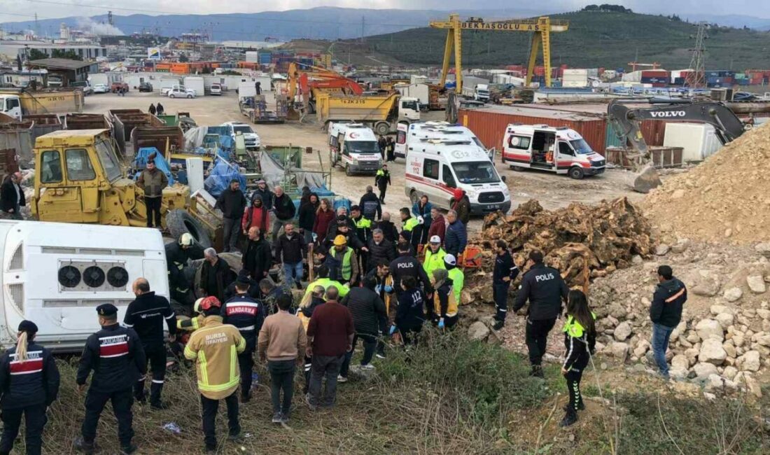 9 kişinin yaralandığı kazada tır şoförü gözaltına alındı Bursa’nın Gemlik ilçesinde işçileri taşıyan servis otobüsü, tırın arkadan çarpması