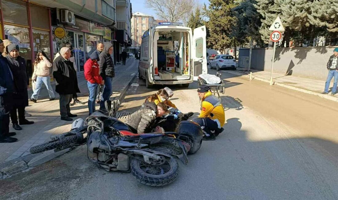 Bursa’nın İnegöl ilçesinde buzlanma sebebiyle devrilen motosikletten düşen sürücü ve