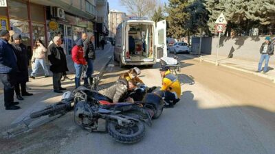 Bursa’nın İnegöl ilçesinde buzlanma sebebiyle devrilen motosikletten düşen sürücü ve