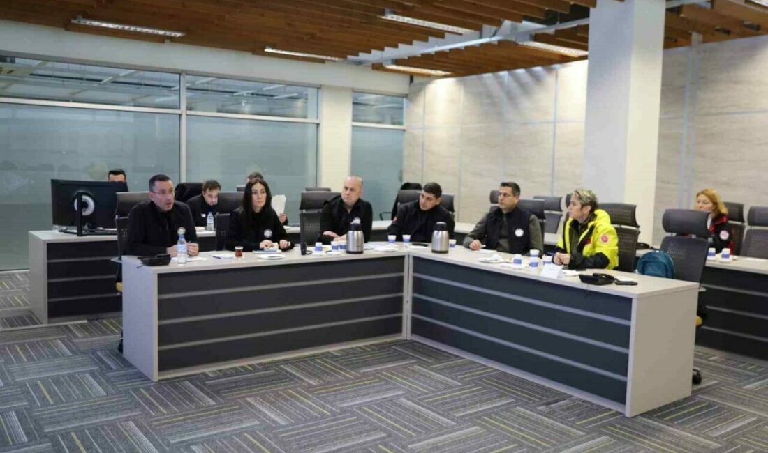 AKOM’da arama kurtarma ekipleri ile istişare toplantısı Bursa Büyükşehir Belediyesi Afet İşleri Dairesi Başkanlığı, AFAD bünyesinde ağır