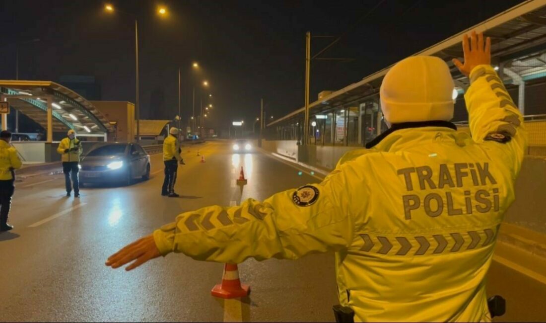 Alkollü yakalandı…Uygulama yapan ekiplere terör operasyonu benzetmesi yaptılar Bursa’da polis ekiplerine yakalanan alkollü sürücünün arkadaşları trafik ekiplerinin kontrolüne