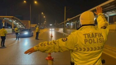 Bursa’da polis ekiplerine yakalanan alkollü sürücünün arkadaşları trafik ekiplerinin kontrolüne