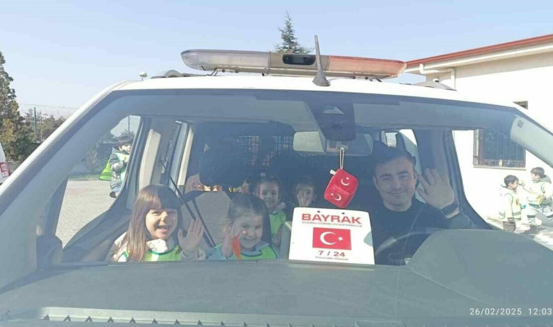 Anaokulu öğrencileri polis merkezini ziyaret etti Bursa’nın Yıldırım ilçesinde anaokuluna giden 3-6 yaş gurubu öğrenciler, öğretmenleriyle