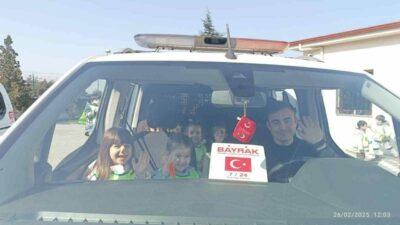 Bursa’nın Yıldırım ilçesinde anaokuluna giden 3-6 yaş gurubu öğrenciler, öğretmenleriyle