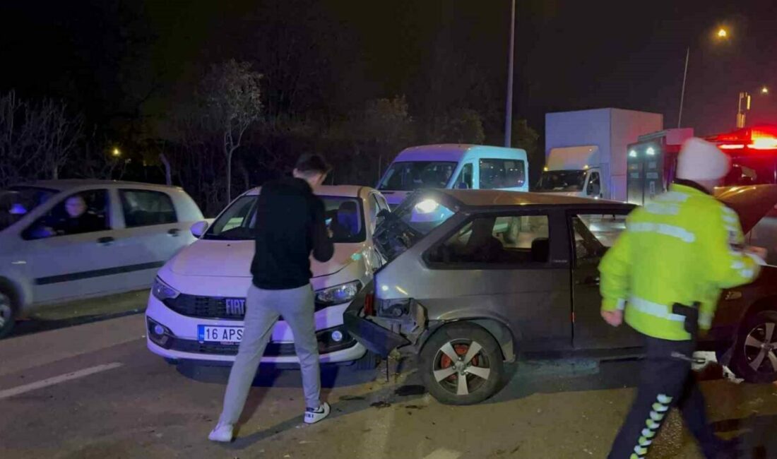 Aracının direksiyon hakimiyetini kaybetti, önündeki 3 otomobile çarparak durabildi Bursa’da direksiyon hakimiyeti kaybedilen araç, önündeki 3 otomobile çarptı. Yaşanan