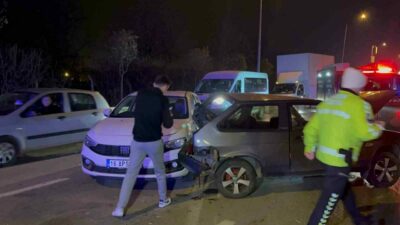 Bursa’da direksiyon hakimiyeti kaybedilen araç, önündeki 3 otomobile çarptı. Yaşanan