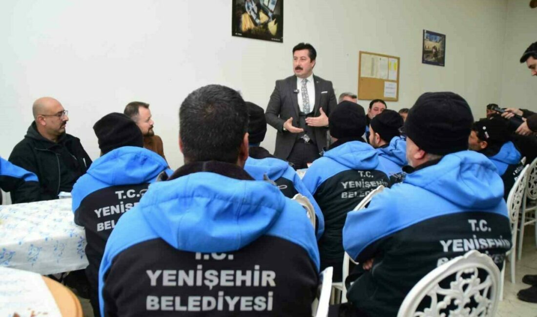 Başkan Ercan Özel, temizlik işçileriyle bir araya geldi Yenişehir Belediye Başkanı Ercan Özel, Temizlik İşleri Müdürlüğü Ekiplerinin davetini