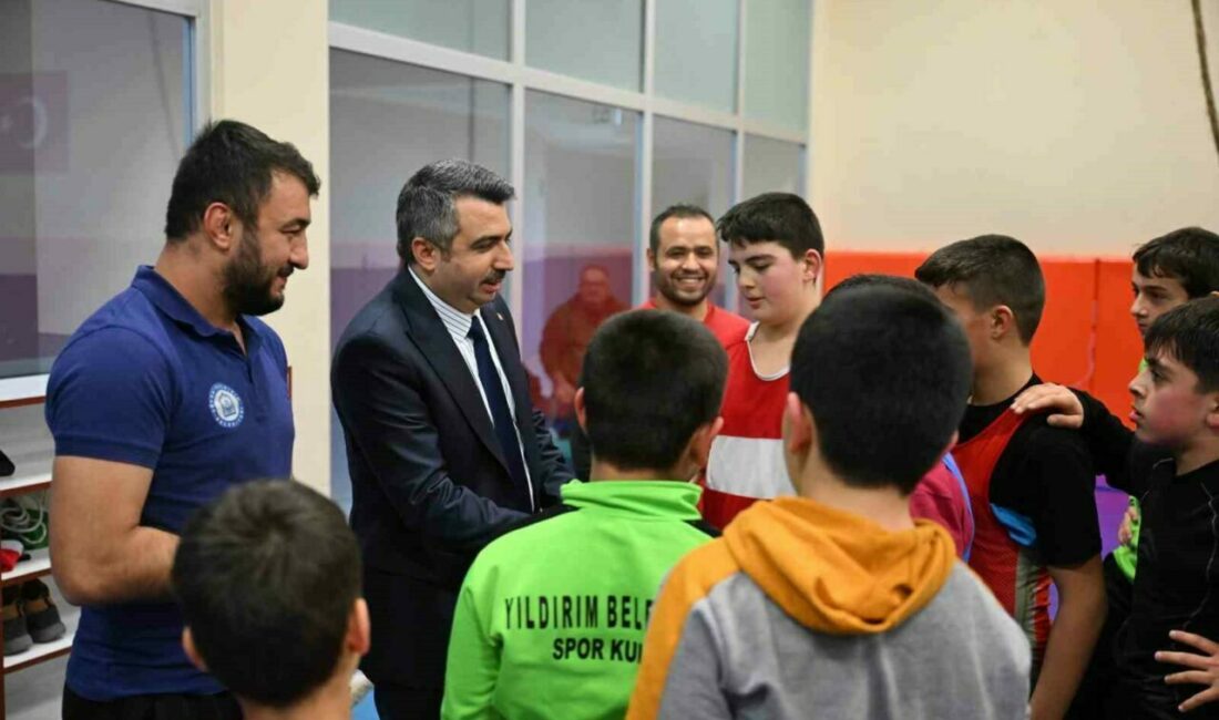 Başkan Yılmaz, şampiyon gençlerle buluştu Yıldırım Belediyesi, Kış Spor Okulları kapsamında verdiği güreş eğitimleriyle Türk