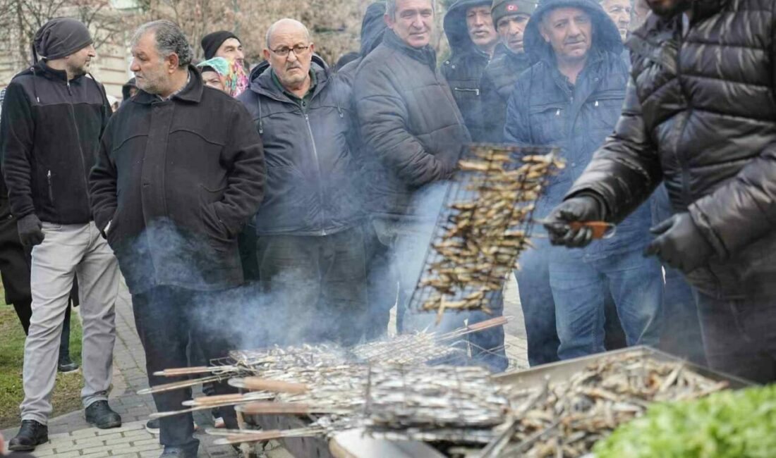 Binlerce kişi 1 ton hamsi için bekledi Bursa’daki Hamsi Festivali yoğun ilgi gördü. Ücretsiz olarak dağıtılan 1
