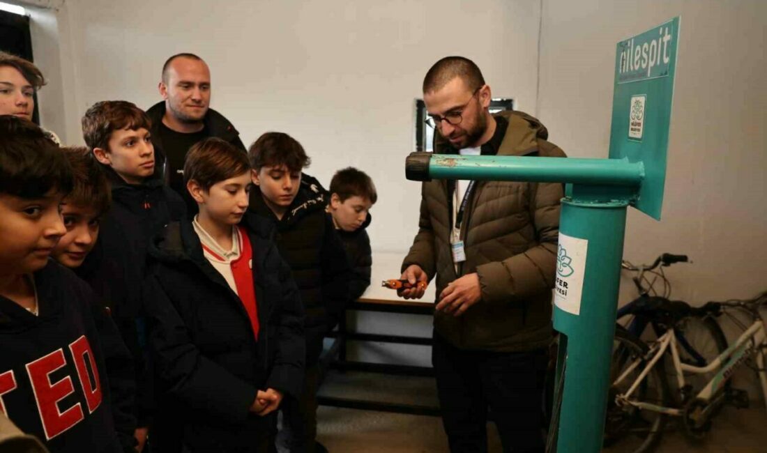 Nilüfer Belediyesi Ertan Ayçetin Bisikletevi’nde düzenlenen etkinlikte öğrencilere bisiklet kullanımı