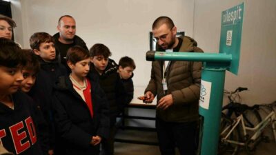 Nilüfer Belediyesi Ertan Ayçetin Bisikletevi’nde düzenlenen etkinlikte öğrencilere bisiklet kullanımı