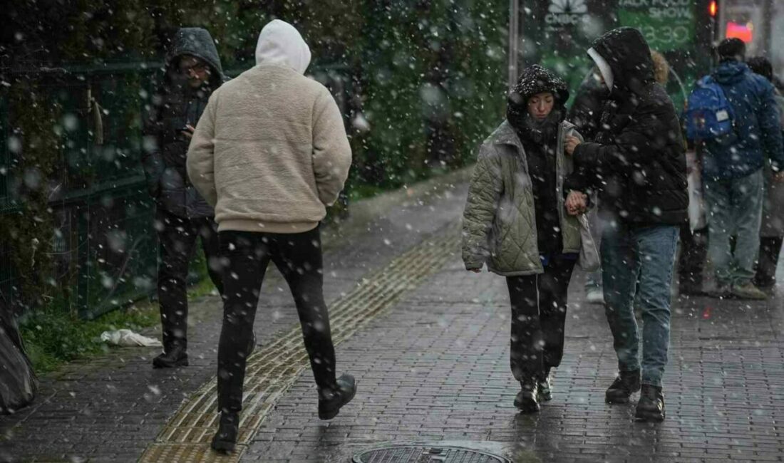 Bursa şehir merkezinde kar yağışı Bursa’da dün akşam saatlerinde aralıklarla başlayan kar yağışı şehir merkezinde