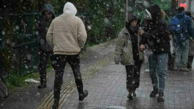 Bursa’da dün akşam saatlerinde aralıklarla başlayan kar yağışı şehir merkezinde