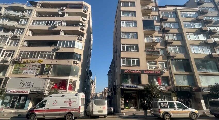 Bursa’da 21 yaşındaki genç kız 8. kattan düşerek hayatını kaybetti Bursa’da 21 yaşındaki genç kız, kaldığı apartmanın 8’inci katından düşerek