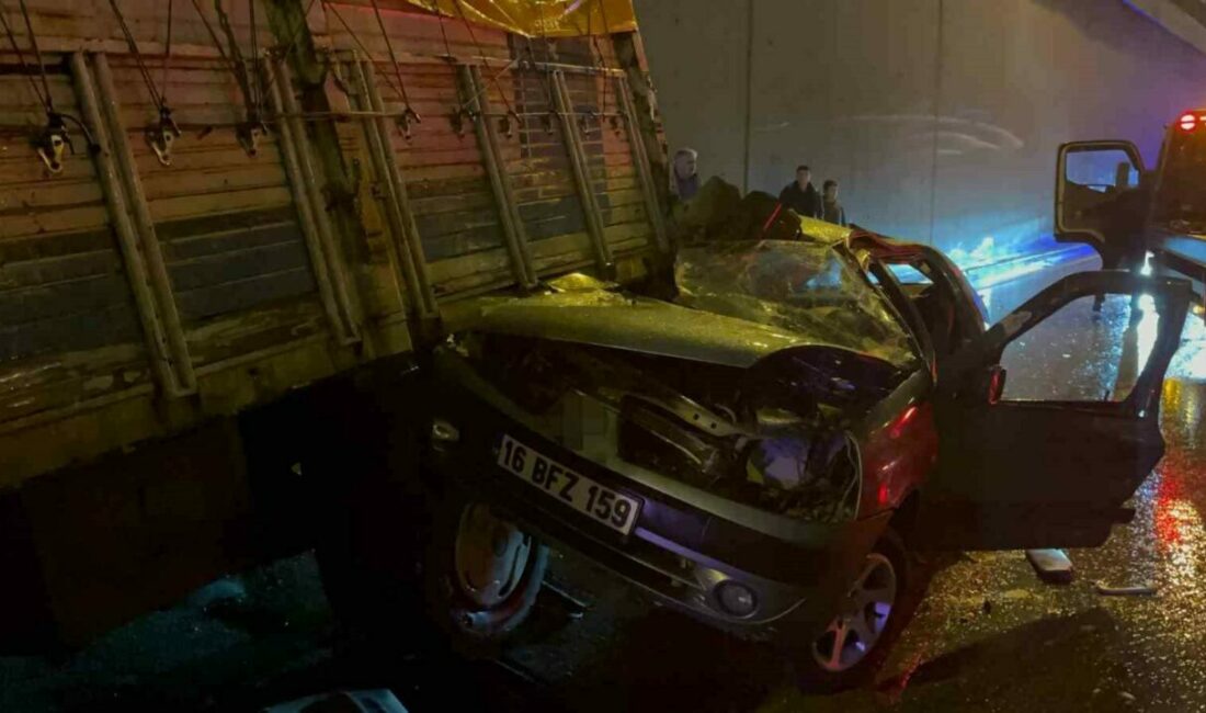 Bursa’da alt geçitte zincirleme kaza: 1 ölü, 1’i ağır 4 yaralı Bursa’da alt geçitte meydana gelen zincirleme trafik kazasında bir otomobil