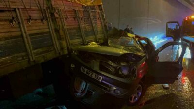 Bursa’da alt geçitte meydana gelen zincirleme trafik kazasında bir otomobil