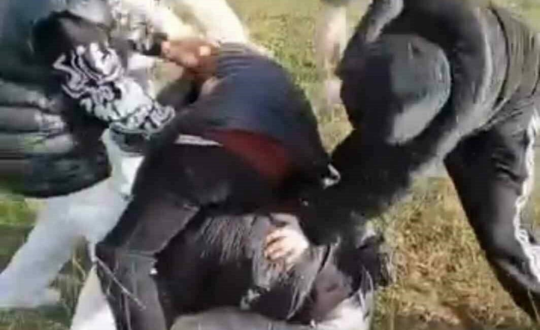 Bursa’da bir gurup çocuk, kavga ettiği bir başka çocuğu aralarına
