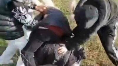 Bursa’da bir gurup çocuk, kavga ettiği bir başka çocuğu aralarına