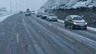 Bursa’da beklenen kar yağışı hızlı başladı. Kapanan yollar sebebiyle sürücüler,