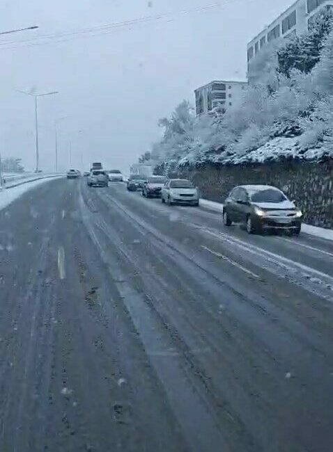 Bursa’da beklenen kar yağışı hızlı başladı. Kapanan yollar sebebiyle sürücüler,