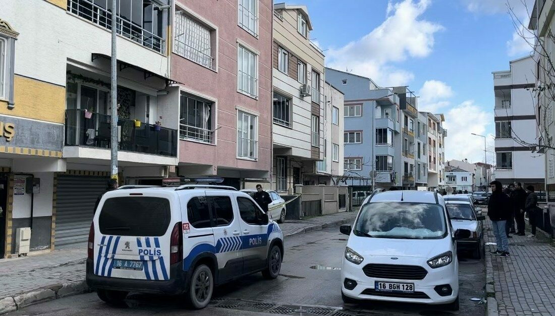 Bursa’da ekmek almaya giderken bacağından vuruldu Bursa’da bir kişi, ekmek almak için çıktığı evinin önünde silahlı