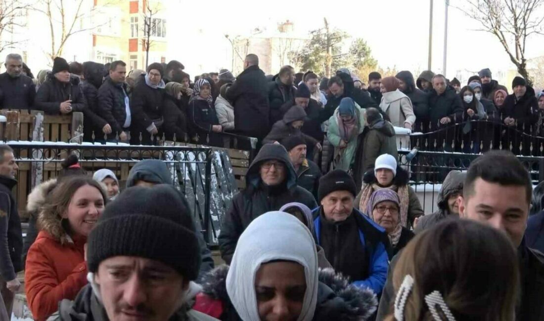 Bursa’da eksi 3 derecede ucuz alışveriş çılgınlığı Bursa’da eksi 3 dereceyi bulan dondurucu soğuğa aldırış etmeyen vatandaşlar,