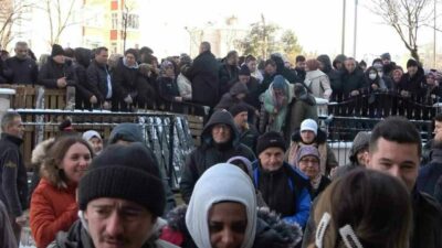 Bursa’da eksi 3 dereceyi bulan dondurucu soğuğa aldırış etmeyen vatandaşlar,