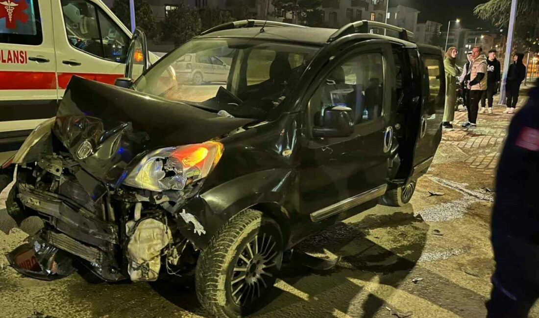Bursa’da hafif ticari araç otomobille çarpıştı: 4 yaralı Bursa’nın İnegöl ilçesinde meydana gelen kazada hafif ticari araç ile